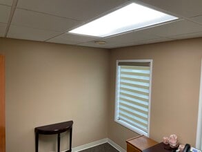 2121 W Magnolia Blvd, Burbank, CA for lease Interior Photo- Image 2 of 5