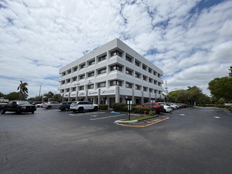 351 S Cypress Rd, Pompano Beach, FL à vendre - Photo du bâtiment - Image 2 de 30