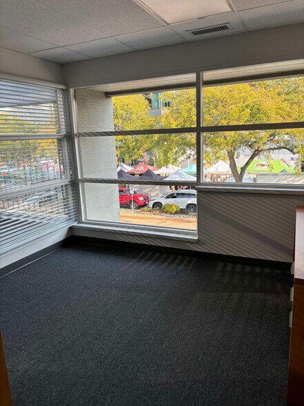 1715 Dickson Av, Kelowna, BC à louer - Photo du bâtiment - Image 2 de 7