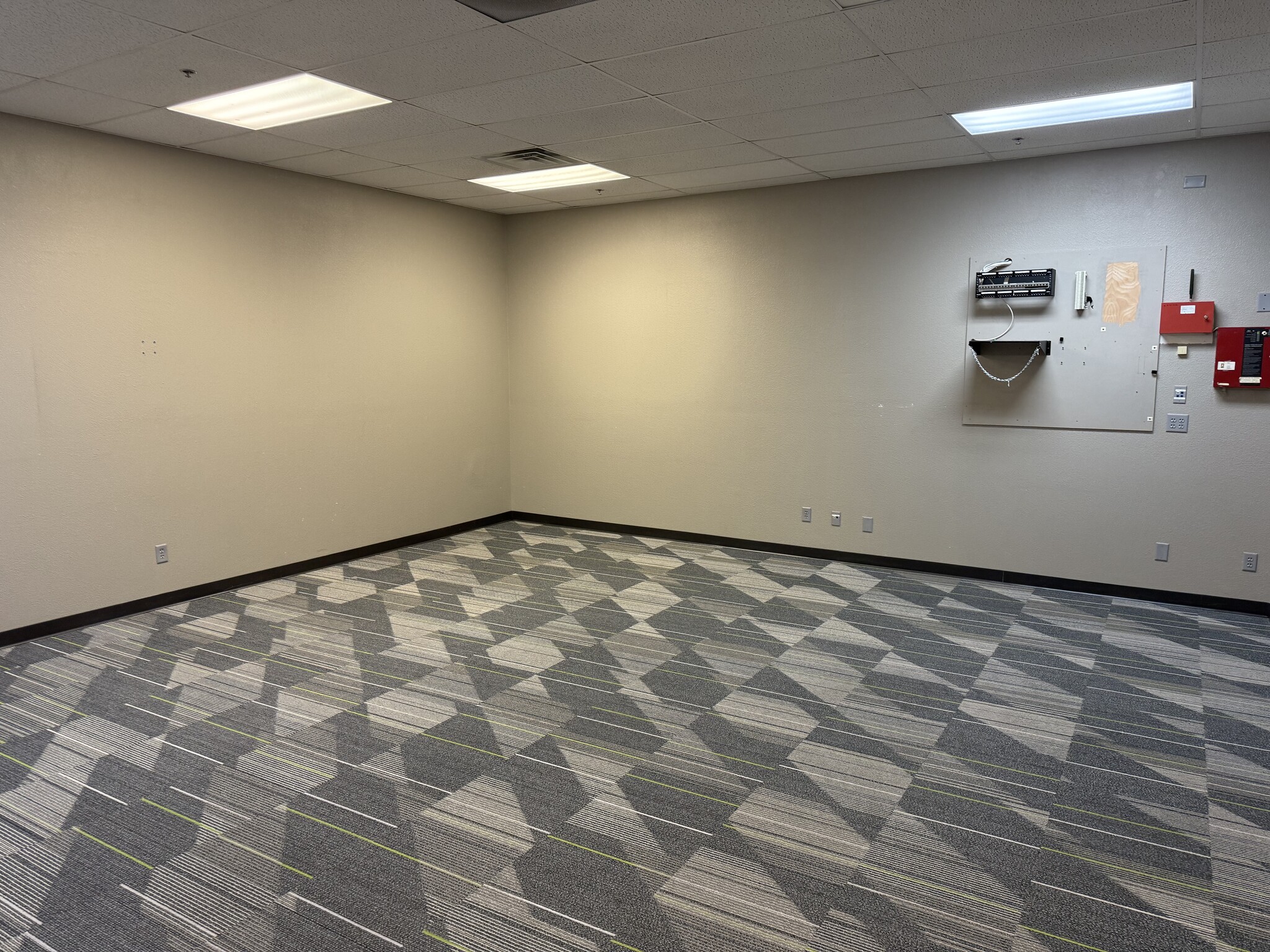 855-885 N Lemoore Ave, Lemoore, CA for lease Interior Photo- Image 1 of 6