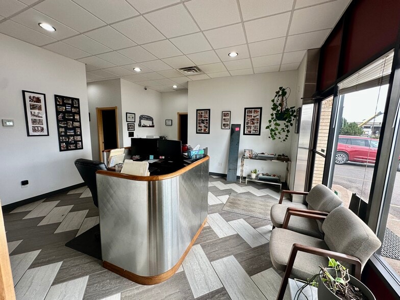 2231 W Superior St, Duluth, MN for lease - Interior Photo - Image 2 of 7