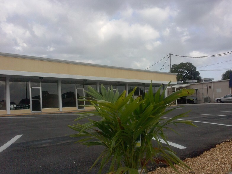 2500-2512 S Hopkins Ave, Titusville, FL à louer - Photo du bâtiment - Image 3 de 10