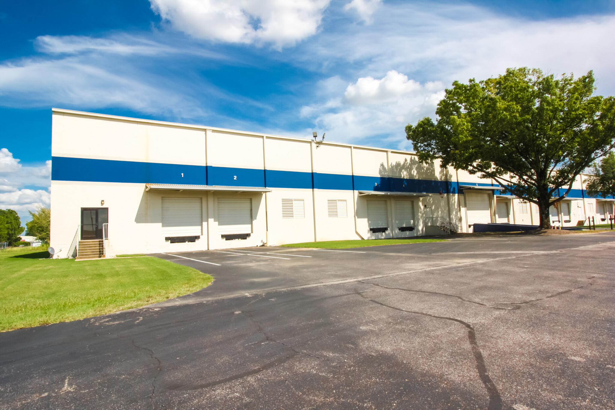 4050 Air Park St, Memphis, TN for lease Building Photo- Image 1 of 8