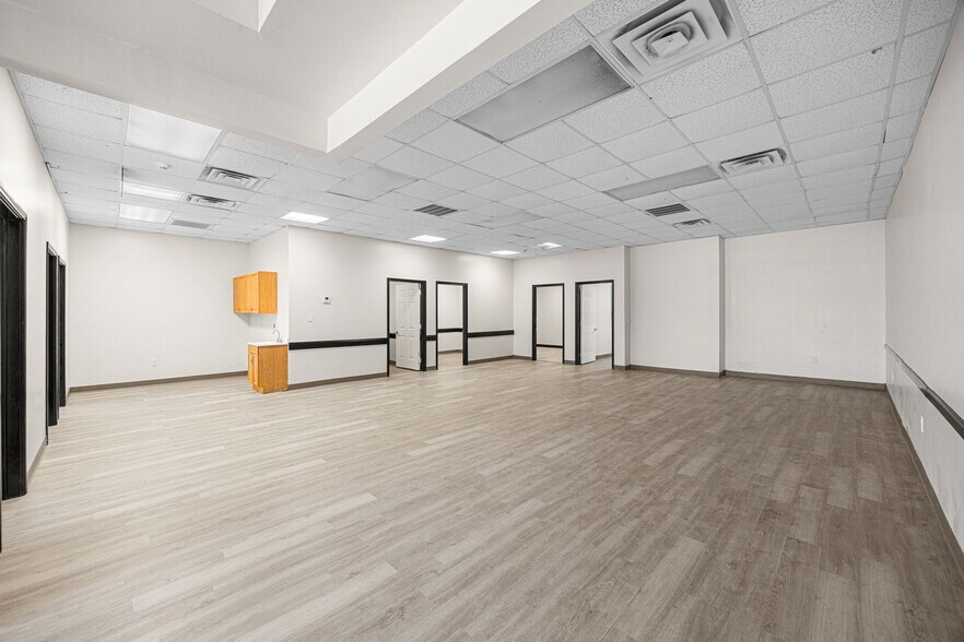 8777 S Gessner Dr, Houston, TX à louer - Photo du bâtiment - Image 3 de 23