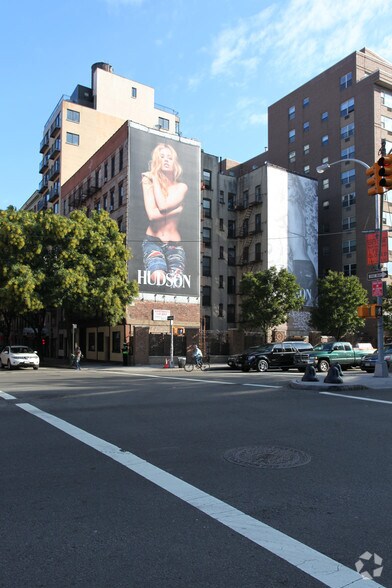 302 Mott St, New York, NY à louer - Photo du bâtiment - Image 2 de 5