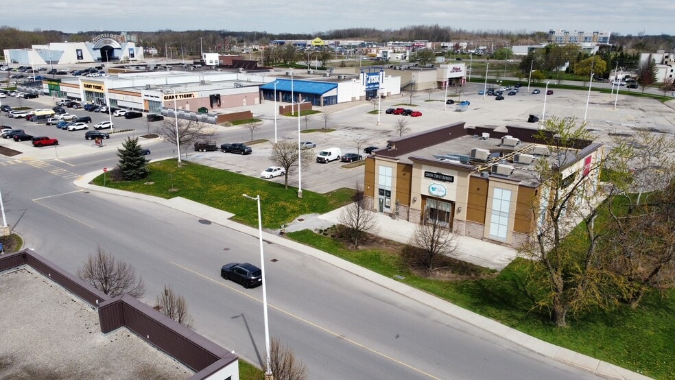 7555 Montrose Rd, Niagara Falls, ON à louer - Photo du bâtiment - Image 3 de 10