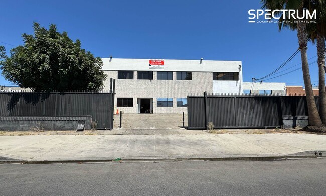 Plus de détails pour 15927-15929 Arminta St, Van Nuys, CA - Industriel à louer
