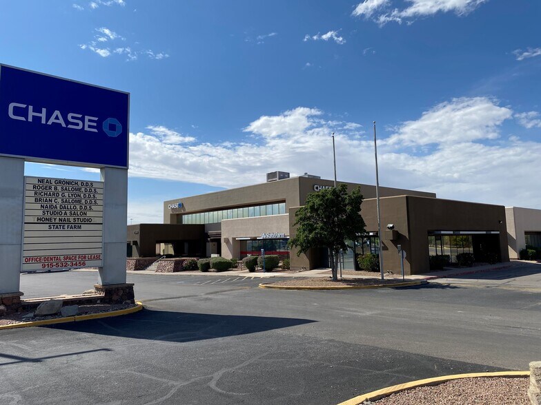 7598 N Mesa St, El Paso, TX à louer - Photo du bâtiment - Image 3 de 6