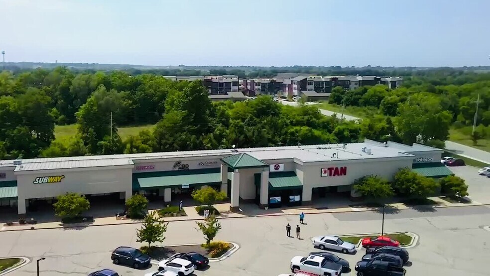 3500-3568 SW Market St, Lee's Summit, MO à louer - Vidéo sur l’inscription commerciale - Image 2 de 6