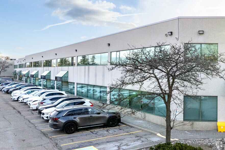 1 Applewood Cres, Vaughan, ON à louer - Photo du bâtiment - Image 1 de 5