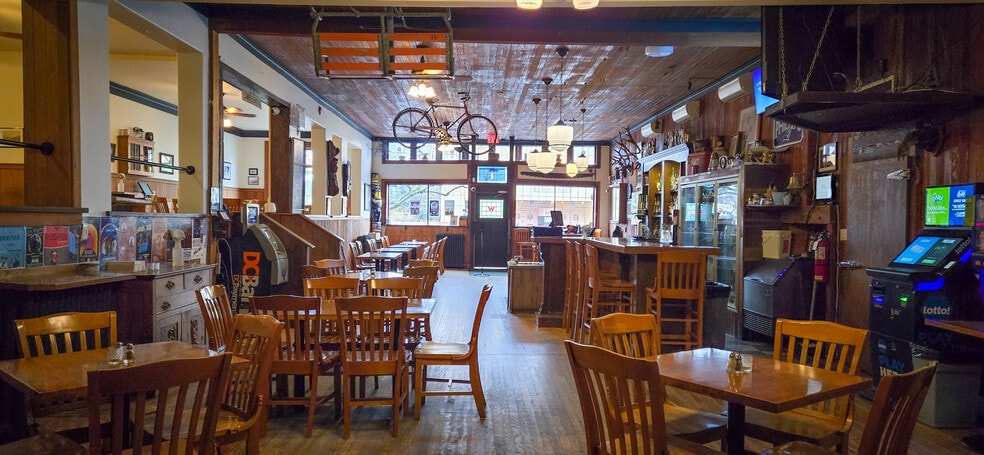 2692 Dunsmuir Ave, Cumberland, BC for sale - Interior Photo - Image 2 of 4