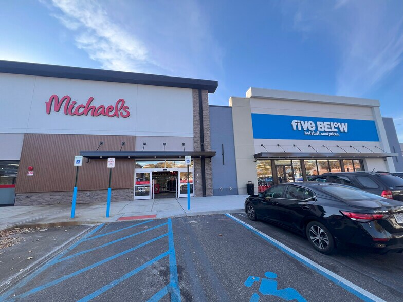 410-2 S Oyster Bay Rd, Hicksville, NY for lease - Building Photo - Image 3 of 16