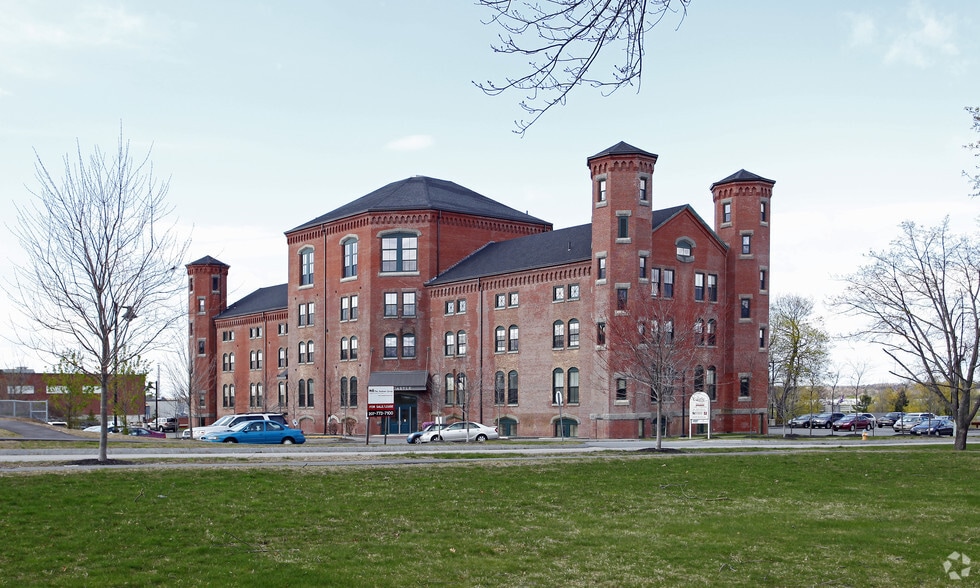 100 Brickhill Ave, South Portland, ME for lease - Primary Photo - Image 1 of 11