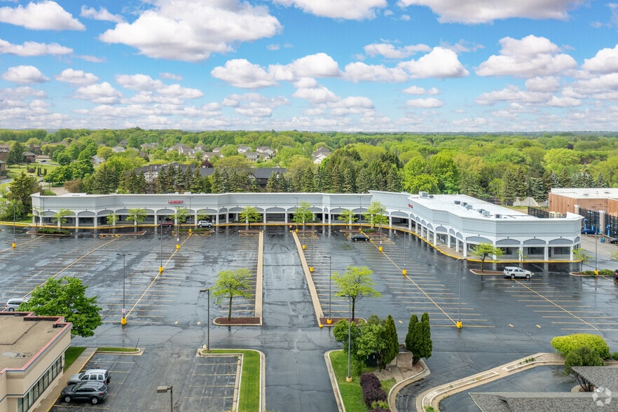 6510-6590 W Brown Deer Rd, Milwaukee, WI à louer - Photo principale - Image 1 de 16