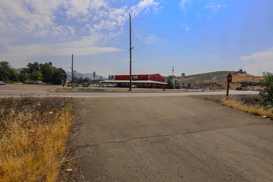 4553 Old Hwy 99 South, Roseburg, OR for sale - Building Photo - Image 3 of 34