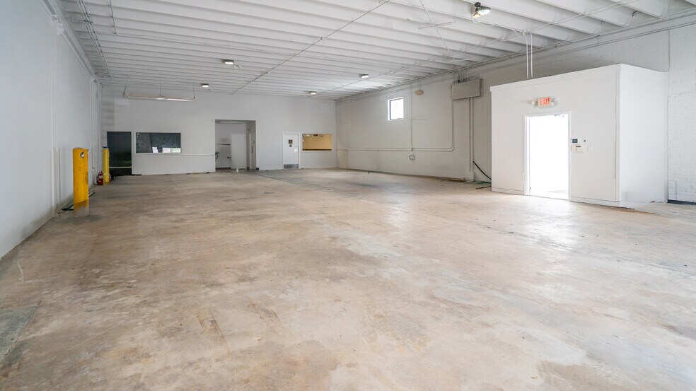 12210-12230 NE 13th Ct, North Miami, FL à louer - Photo du bâtiment - Image 3 de 5