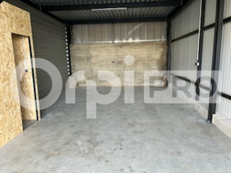 Flex in Civrieux for lease - Interior Photo - Image 3 of 4