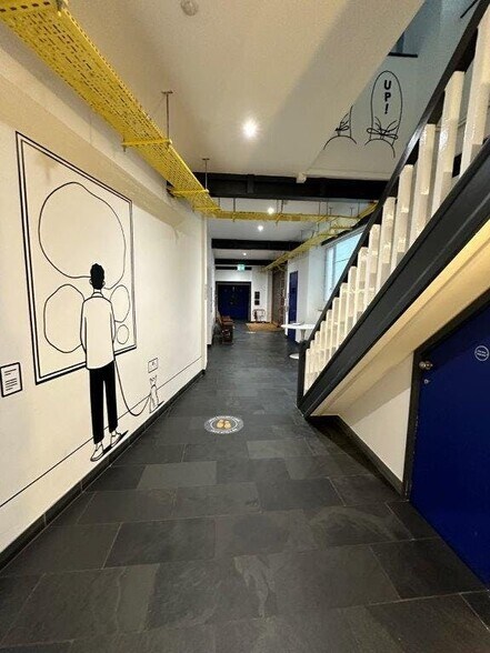 25-37 Cowleaze Rd, Kingston Upon Thames à louer - Photo du bâtiment - Image 3 de 10