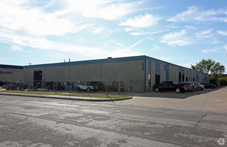 2626 Manana Dr, Dallas, TX à louer - Photo du bâtiment - Image 3 de 11
