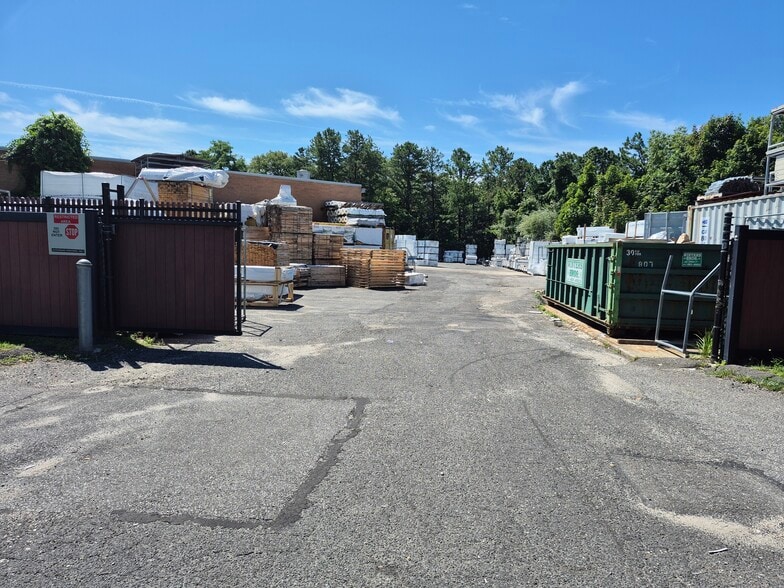 32-40 Commercial Blvd, Medford, NY for lease - Building Photo - Image 2 of 5