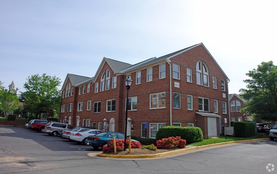 9668-9683 Main St, Fairfax, VA for lease - Primary Photo - Image 1 of 48