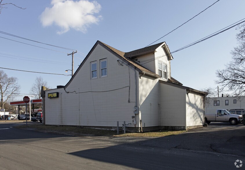 168 Carleton Ave, East Islip, NY à vendre - Photo du bâtiment - Image 2 de 4