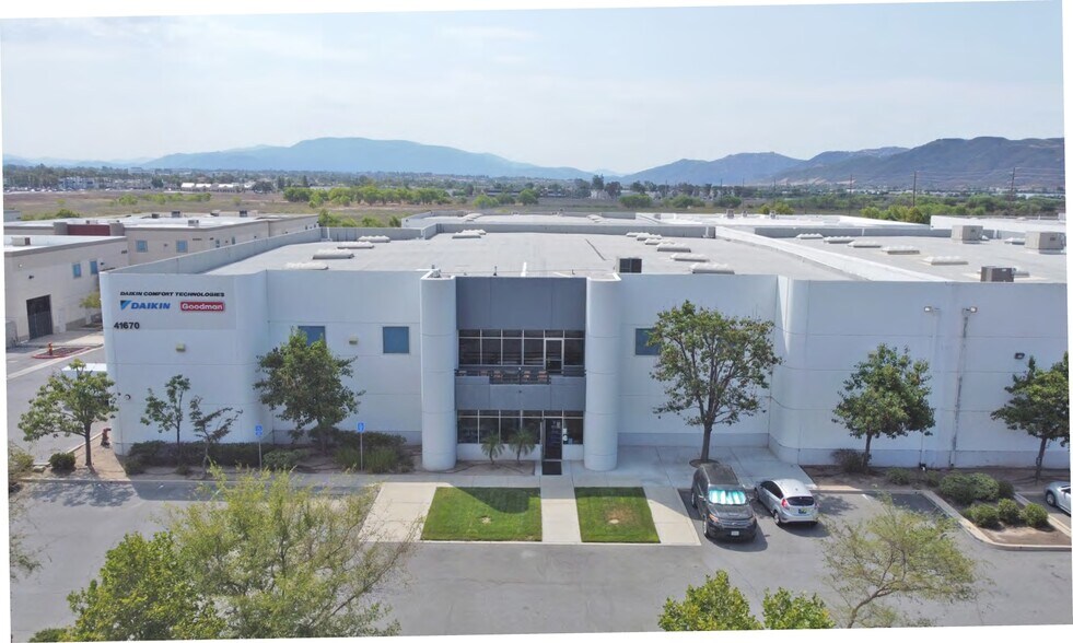 41670 Reagan Way, Murrieta, CA à vendre - Photo du bâtiment - Image 2 de 4