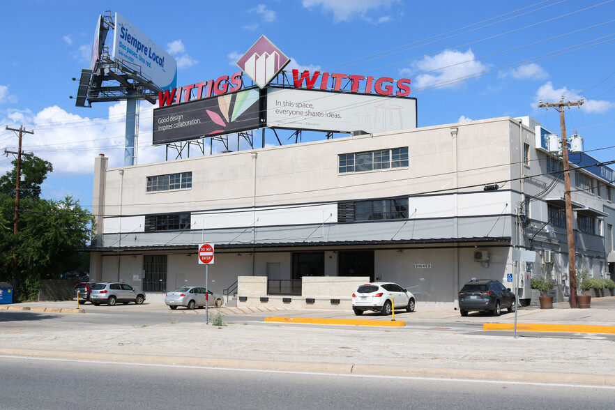 2018 Ave B, San Antonio, TX à louer - Photo du b timent - Image 2 de 5