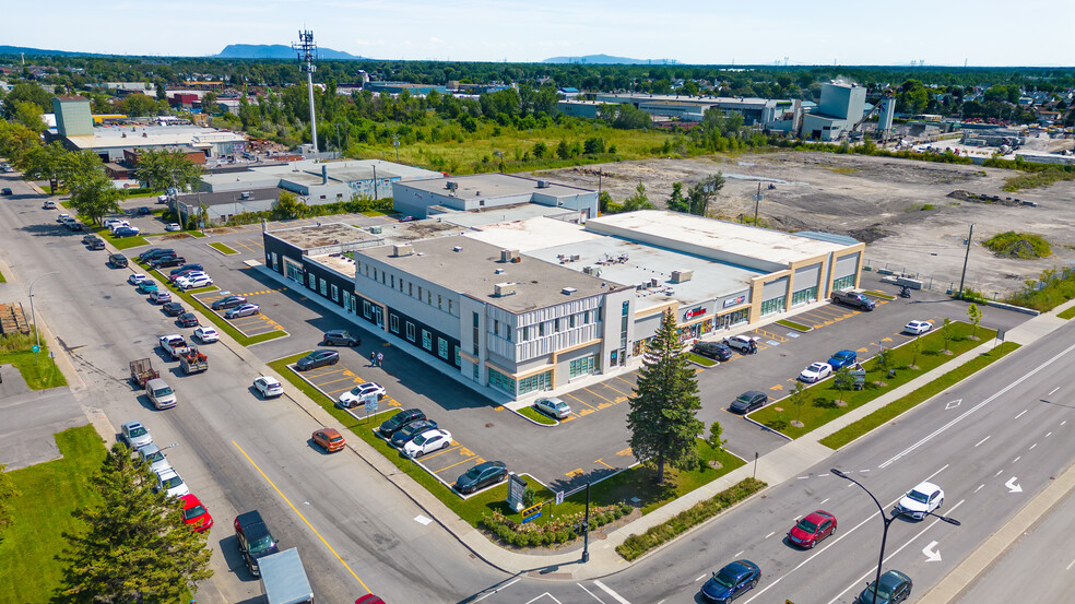 6450 Grande Allée, Saint-hubert, QC à louer - Photo du bâtiment - Image 3 de 7