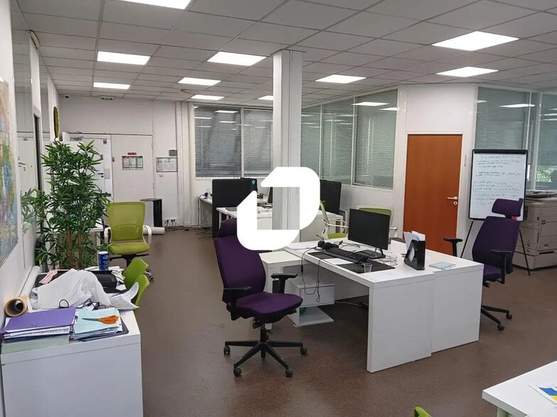 Office in Créteil for lease - Interior Photo - Image 1 of 6