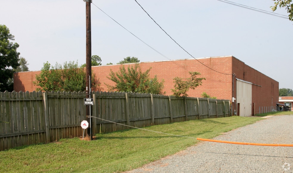 2105 Maple Ave, Burlington, NC for lease - Building Photo - Image 3 of 6