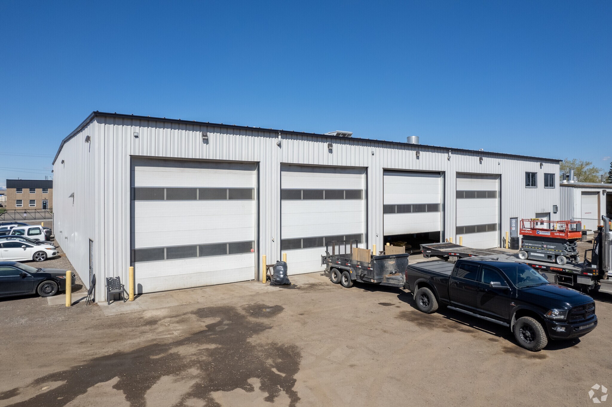 7404 44 St SE, Calgary, AB for sale Primary Photo- Image 1 of 1