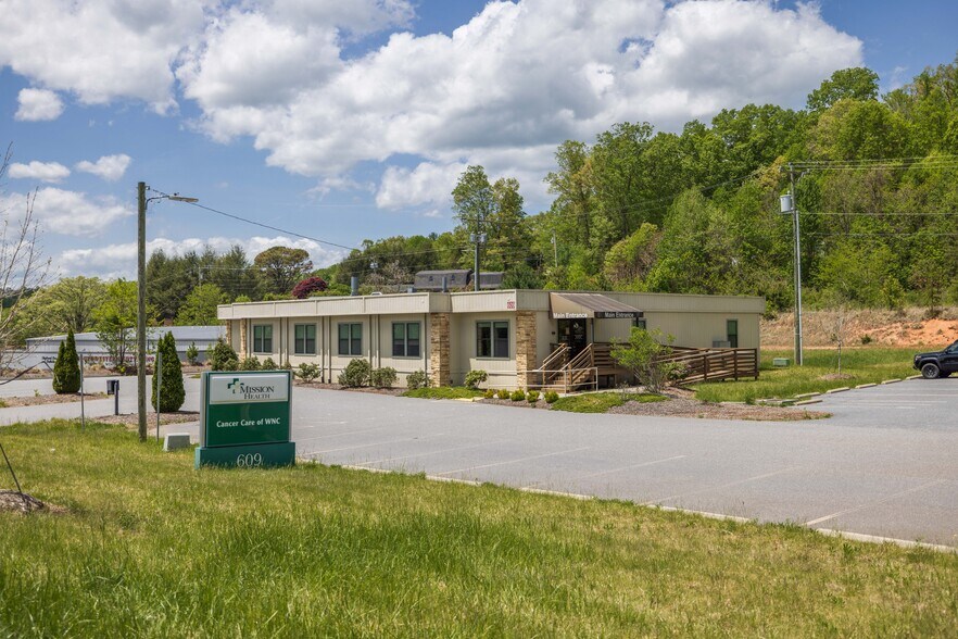 609 Asheville Hwy, Sylva, NC à louer - Photo du bâtiment - Image 2 de 31