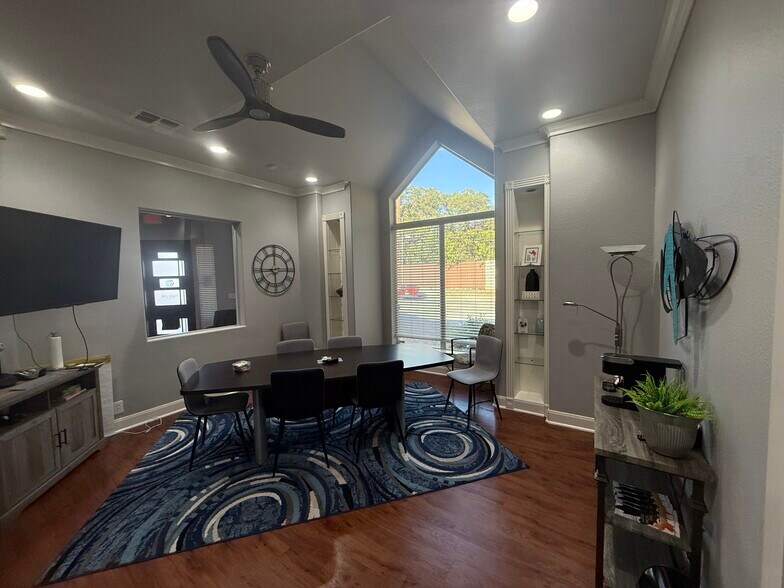 15303 Huebner Rd, San Antonio, TX à louer - Photo du bâtiment - Image 2 de 7