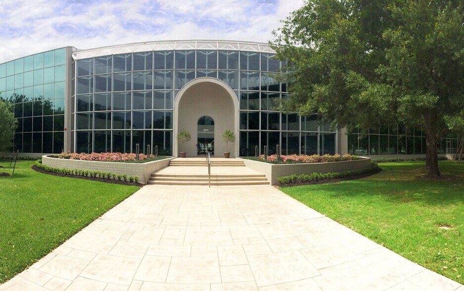 15810 Park Ten Pl, Houston, TX à louer - Photo du bâtiment - Image 1 de 4