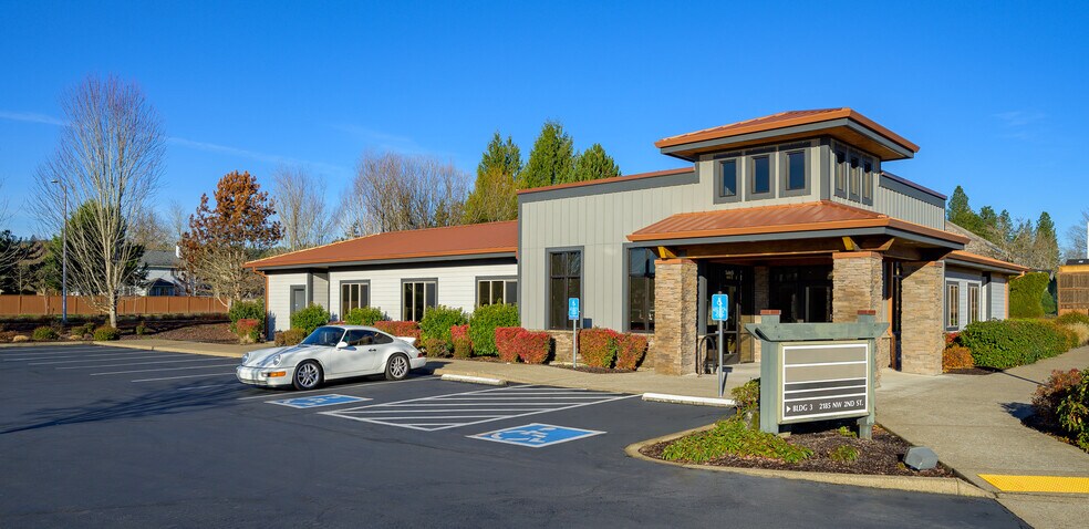 2185 NW 2nd St, Mcminnville, OR à louer - Photo du bâtiment - Image 2 de 9