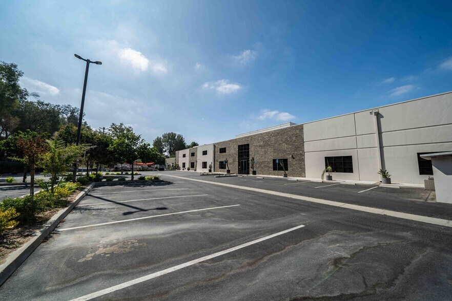 2001 Saturn St, Monterey Park, CA à vendre - Photo du bâtiment - Image 3 de 154