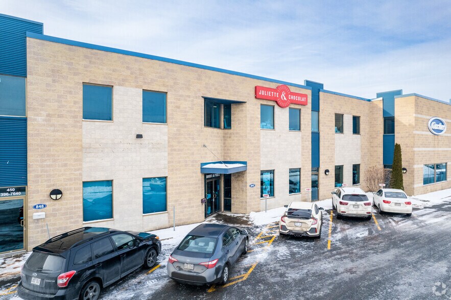 800-860 Rue Jean-Neveu, Longueuil, QC for lease - Building Photo - Image 3 of 9