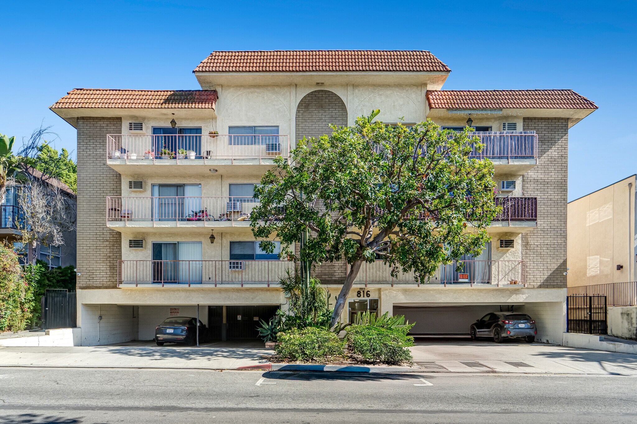 816 Westmount Dr, Los Angeles, CA à vendre Photo principale- Image 1 de 9