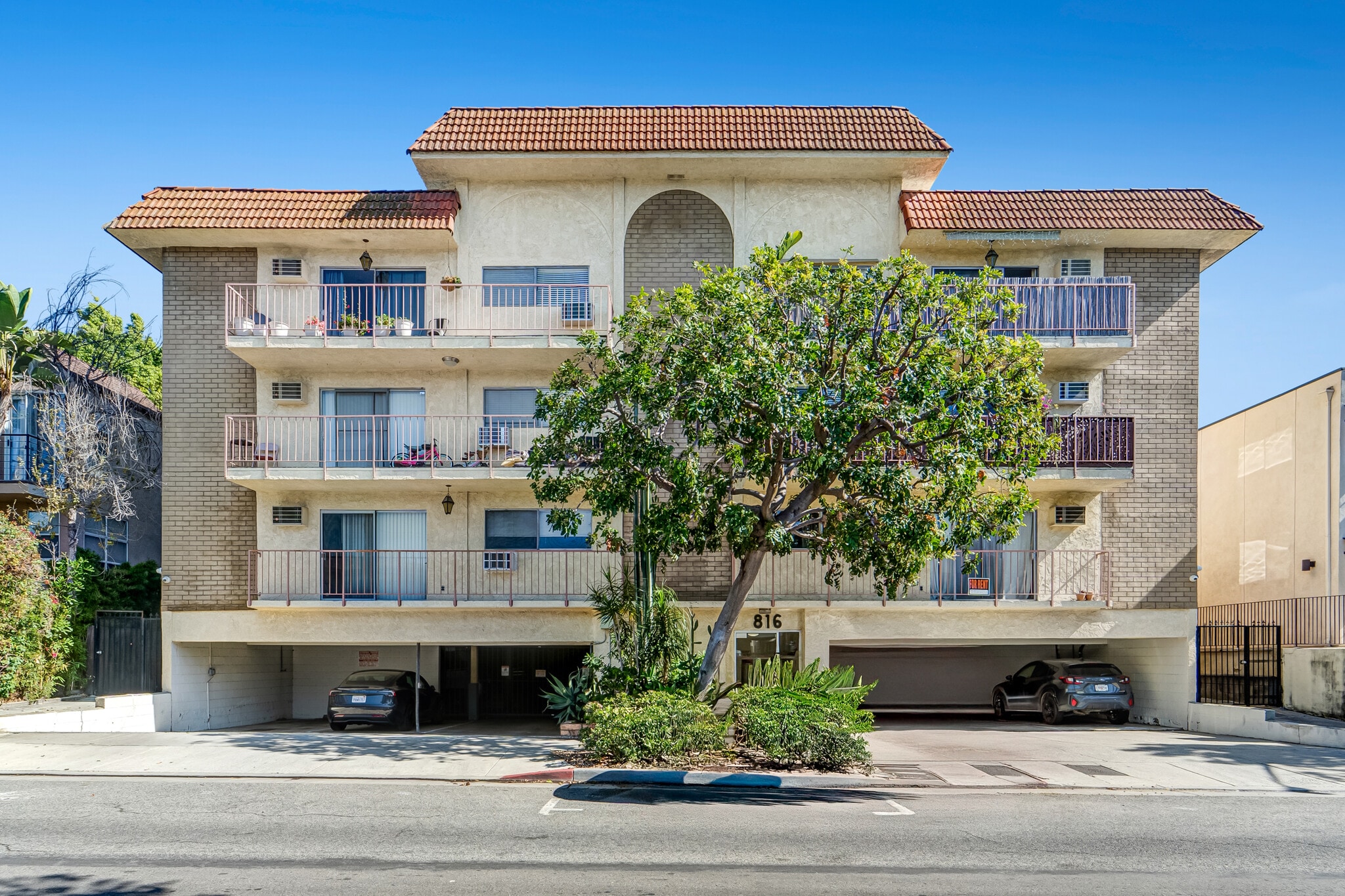 816 Westmount Dr, Los Angeles, CA for sale Primary Photo- Image 1 of 9