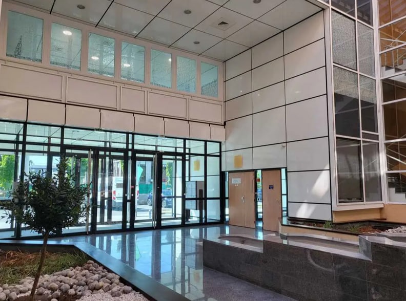 Office in Villebon-sur-Yvette for lease - Lobby - Image 1 of 2