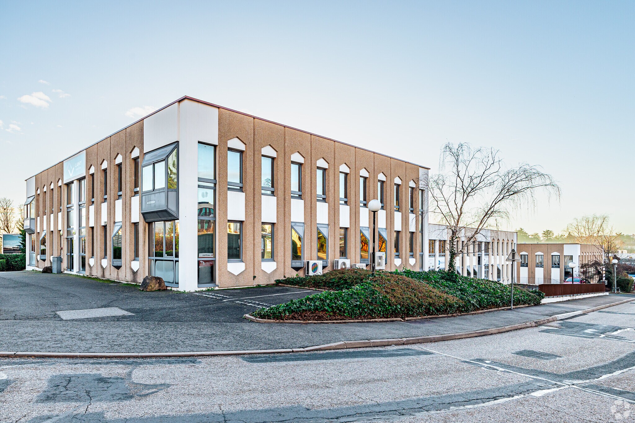 Office in Champagne-au-Mont-d'Or for sale Primary Photo- Image 1 of 3