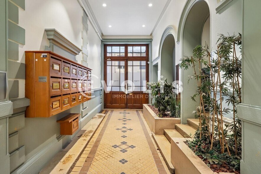 81 Rue D'Inkermann, Lyon for sale - Lobby - Image 2 of 16