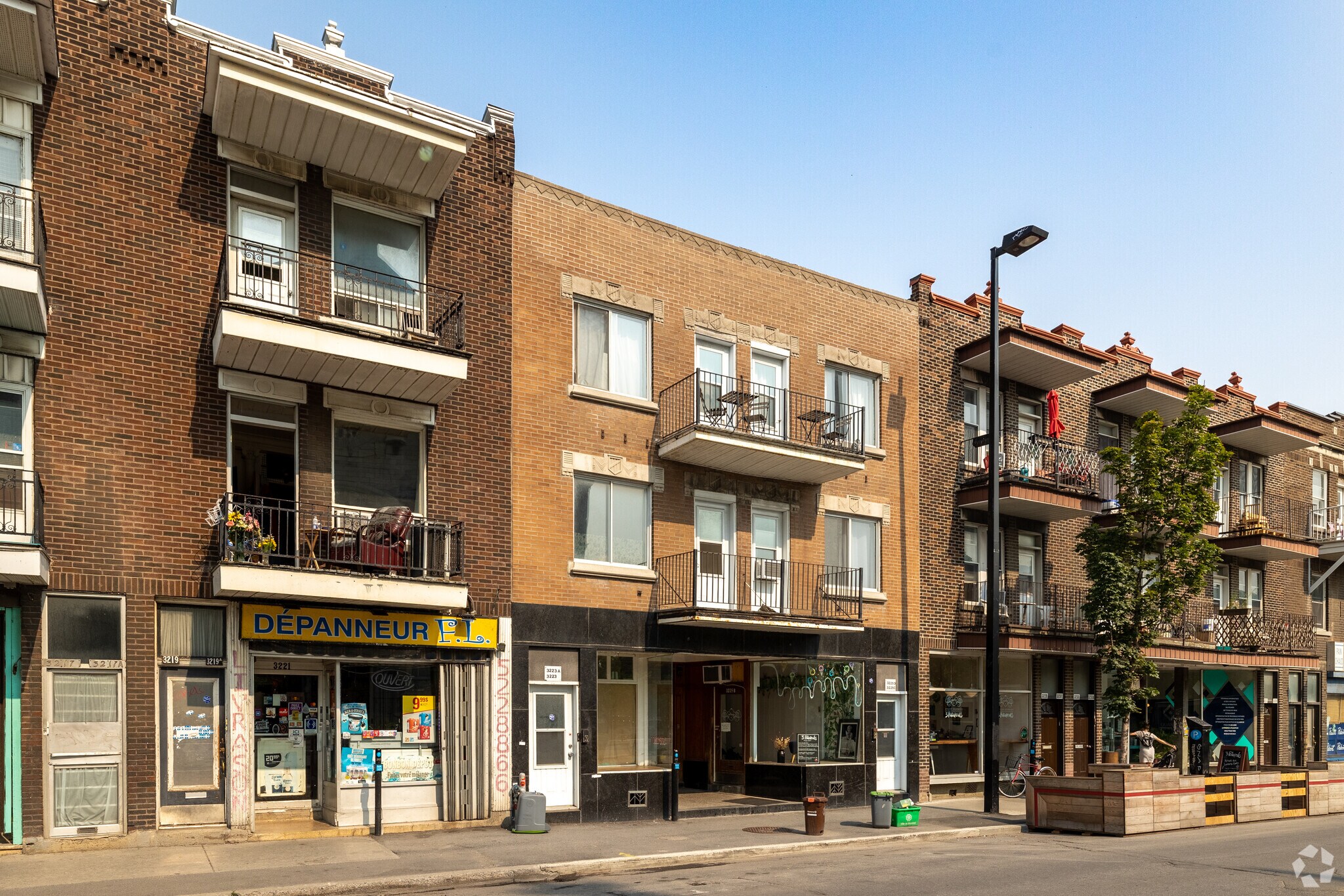 3223 Rue Ontario E, Montréal, QC à vendre Photo du bâtiment- Image 1 de 1