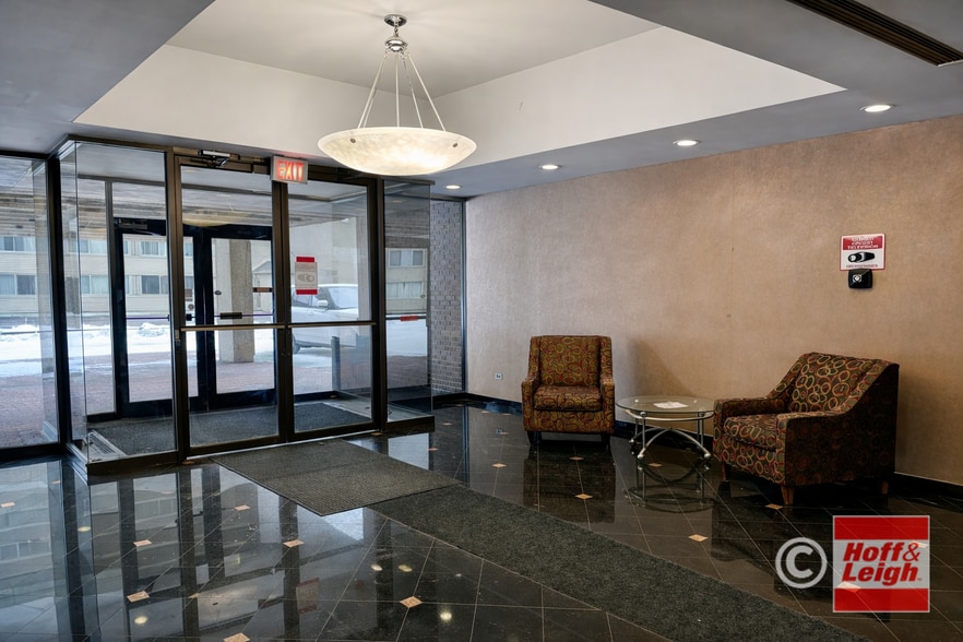 20325 Center Ridge Rd, Rocky River, OH for lease - Interior Photo - Image 2 of 6