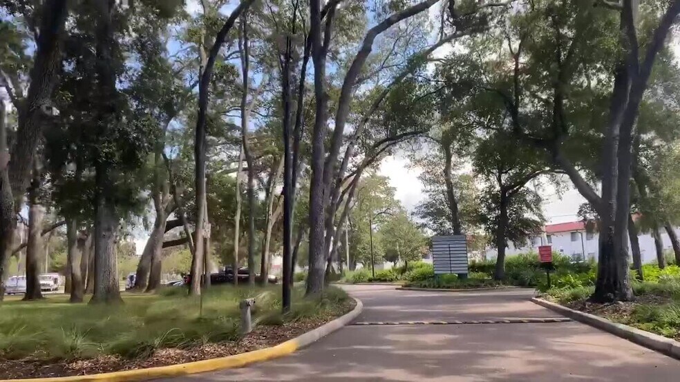 19321 US Hwy 19 N, Clearwater, FL à louer - Vidéo sur l’inscription commerciale - Image 2 de 11