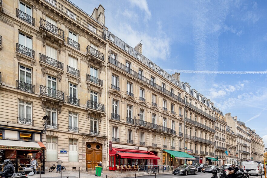 Rue Pierre Charron, Paris à louer - Photo du bâtiment - Image 3 de 3