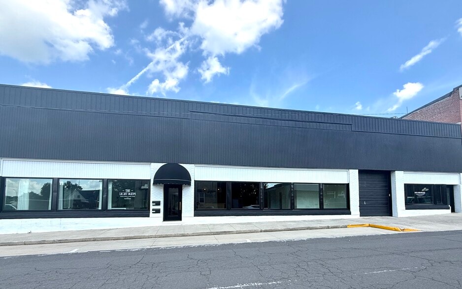 115 N Chestnut St, Le Roy, IL à louer - Photo du bâtiment - Image 1 de 1