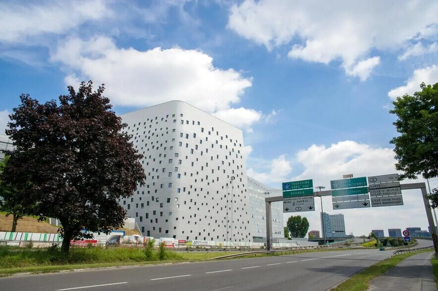 Bureau dans La Madeleine à louer - Photo du bâtiment - Image 2 de 18