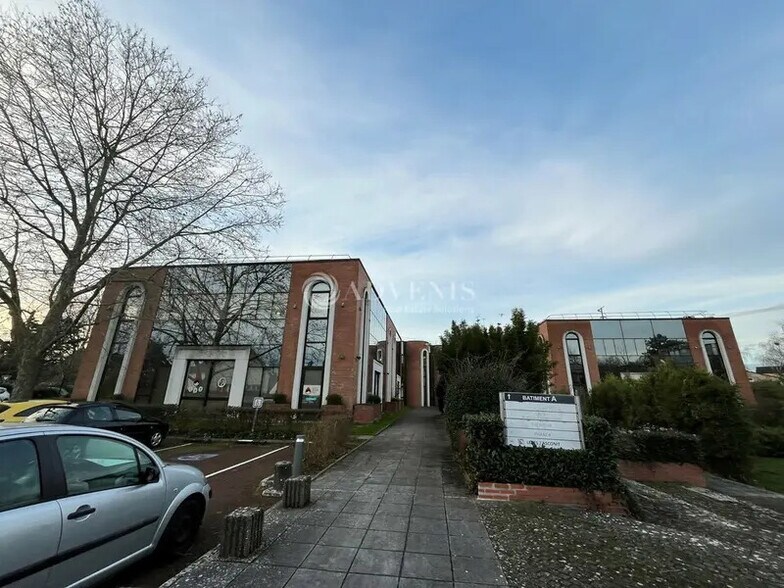 Flex in Jouy-en-Josas for lease - Building Photo - Image 3 of 9
